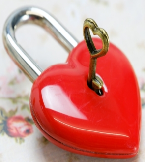 Красный замок в форме сердца с ключом - обои для рабочего стола, картинки,  фото
